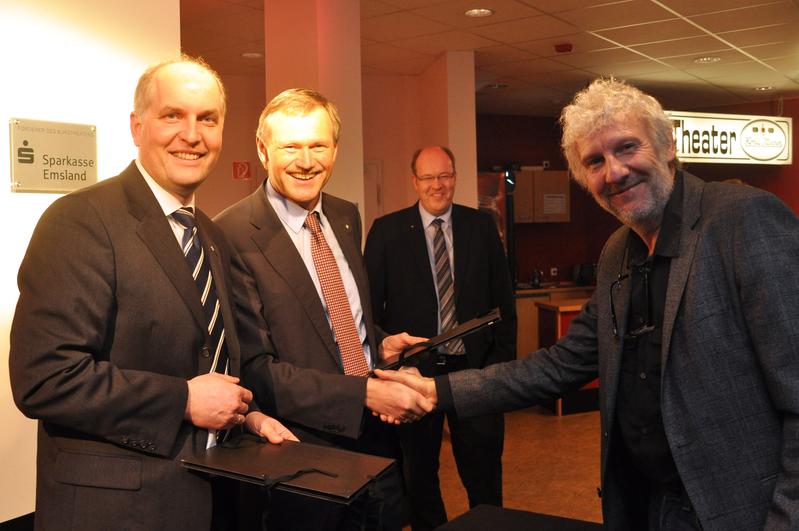 Prof. Dr. Frank Blümel, Ludwig Momann, Hans Determann und Prof. Dr. Bernd Ruping (v.l.) freuen sich über die Fördervereinbarung zu Gunsten des Lingener Burgtheaters.
