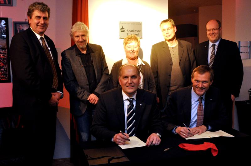 Prof. Dr. Frank Blümel (links) und Ludwig Momann unterzeichneten im Burgtheater die Fördervereinbarung. Sehr zur Freude von Hans Günter Kaltwasser, Prof. Dr. Bernd Ruping, Mechtild Weßling, Jörg Meyer und Hans Determann (hinten v.l.).