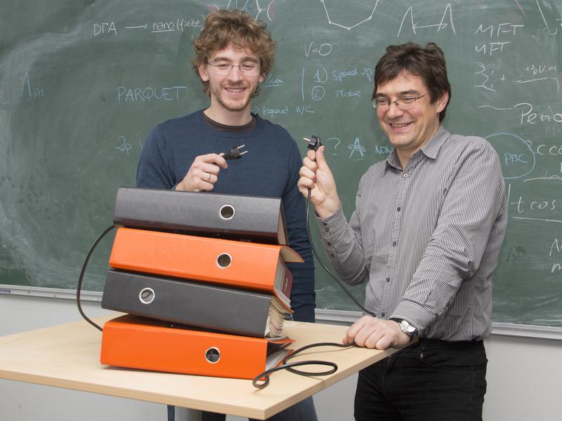 Etwa so kann man sich die neuen Solarzellen vorstellen: In abwechselnd angeordneten ultradünnen Schichten bilden sich durch Lichteinstrahlung Elektronen und Löcher, oben und unten sind leitende Kabel angebracht, mit denen ein Stromkreis geschlossen wird. Links: Elias Assmann, rechts: Prof. Karsten Held