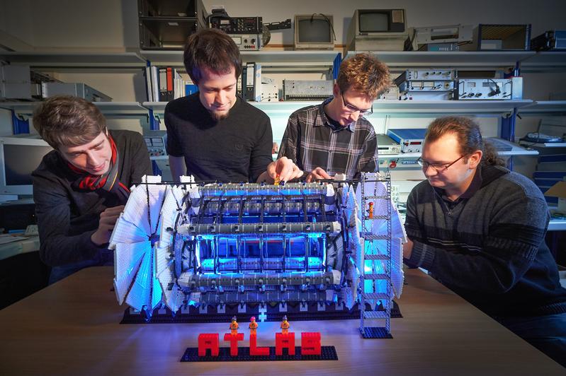 Das Modell des ATLAS-Detektors besteht aus insgesamt 9.517 Lego-Bausteinen. Oliver Ricken, Robert Menzen, Christoph Krieger, Steffen Schaepe (von links) und weitere Kollegen vom Physikalischen Institut der Universität Bonn haben es zusammengebaut. 