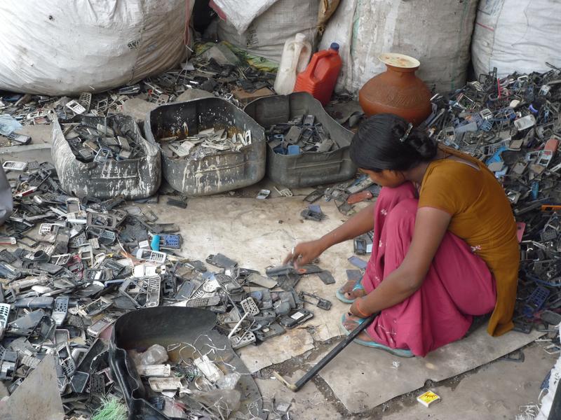 Kunststoffrecycling in Delhi (Indien): Das Zerlegen, Sortieren und Aufbereiten der Kunststofffraktionen ist viel Handarbeit, die meist Frauen und Kinder machen.