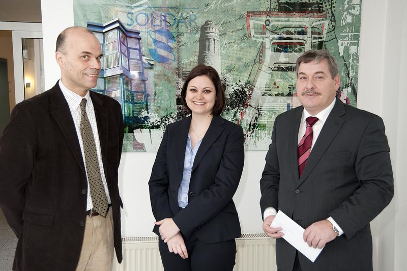 Freude über die gelungene und erfolgreiche Bachelor-Arbeit (von links nach rechts): Wirtschaftsprofessor Dr. Dirk Kaiser, Stephanie Schmiege und SOLIDAR-Vorstandsvorsitzender Klaus Reimann.