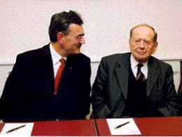 Prof. Wolfgang A. Herrmann (l.) und Hans Kröner bei der Unterzeichnung des Stiftungsvertrages