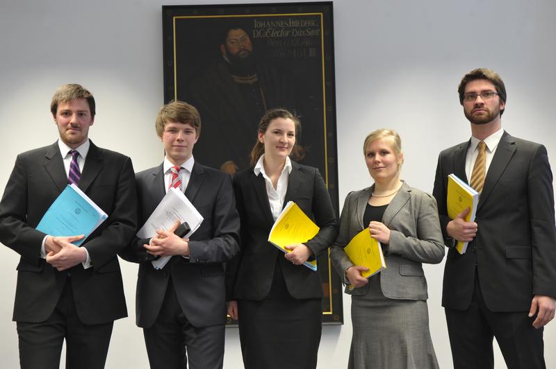 Das 2013er Team der Universität Jena im Völkerrechtswettbewerb für Nachwuchsjuristen „Philipp C. Jessup Moot Court“: (v. l.) Nikolaus Koch, Robert Christoph Stendel, Lisa Josephine Zermann, Petrea Klein und Michael Werner.