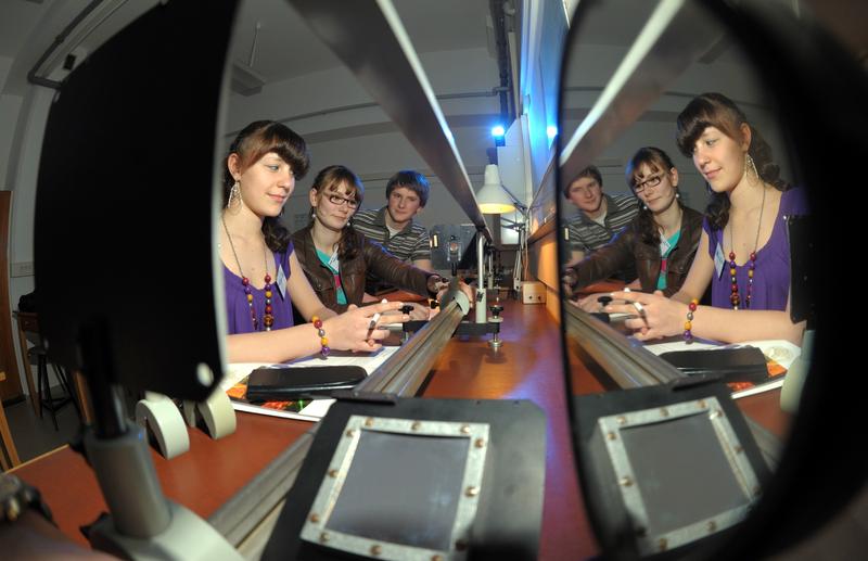 Beim Ferien-Workshop "Physik für Schülerinnen" können sich vom 25. bis 28. März 2013 etwa 30 junge Mädchen mit Geheimnissen der Optik vertraut machen – wie hier im Jahr 2009 zwei Schülerinnen unter Anleitung eines Physikstudenten. 