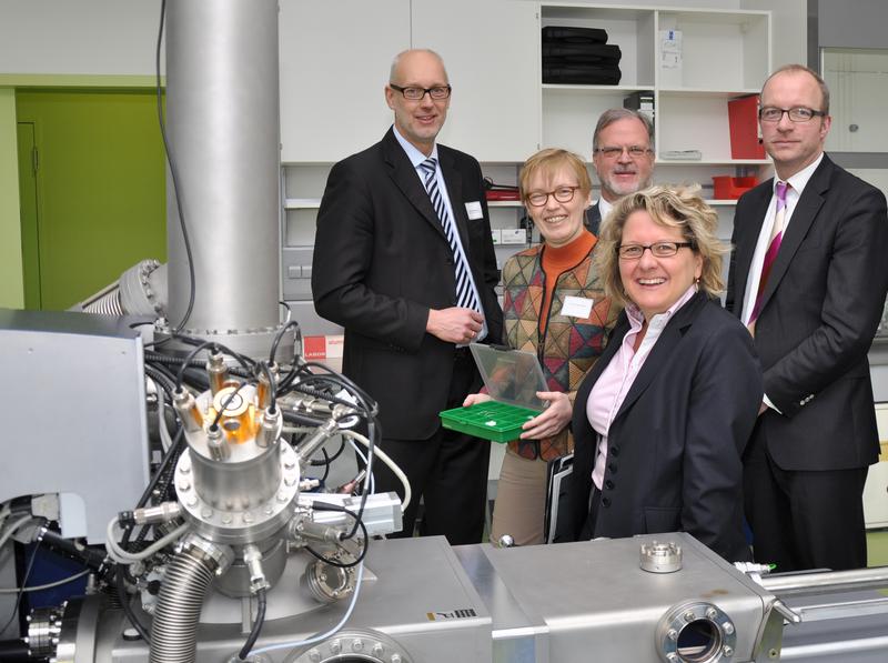 Newsimage 1: NRW-Wissenschaftsministerin Svenja Schulze (Mitte) bei der Laborbesichtigung im neu eröffneten Nano-Bioanalytik-Zentrum in Münster. Sie wird begleitet von (v.l. hinten): NBZ-Geschäftsleiter Matthias Günnewig, Tascon-Geschäftsführerin Dr. Birgit Hagenhoff, wissenschaftlicher NBZ-Leiter Dr. Klaus-Michael Weltring und NBZ-Geschäftsführer Dr. Thomas Robbers. 