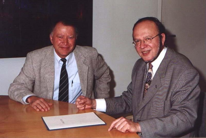 Aalens FH-Rektor Prof. Hering (r.) gratuliert dem fliegenden Optoelektronik-Professor Hans Obermayer zum 25-jährigen Dienstjubiläum. (Foto: Pristl)