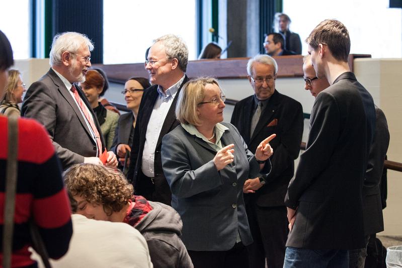 Wissenschaftsministerin Thersia Bauer im Gespräch mit Studierenden im neuen Lernraum TheaBiB&Bar