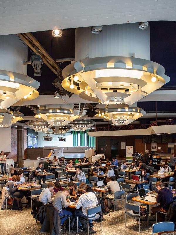 TheaBib&Bar: der neue Lernraum im Foyer des Badischen Staatstheaters