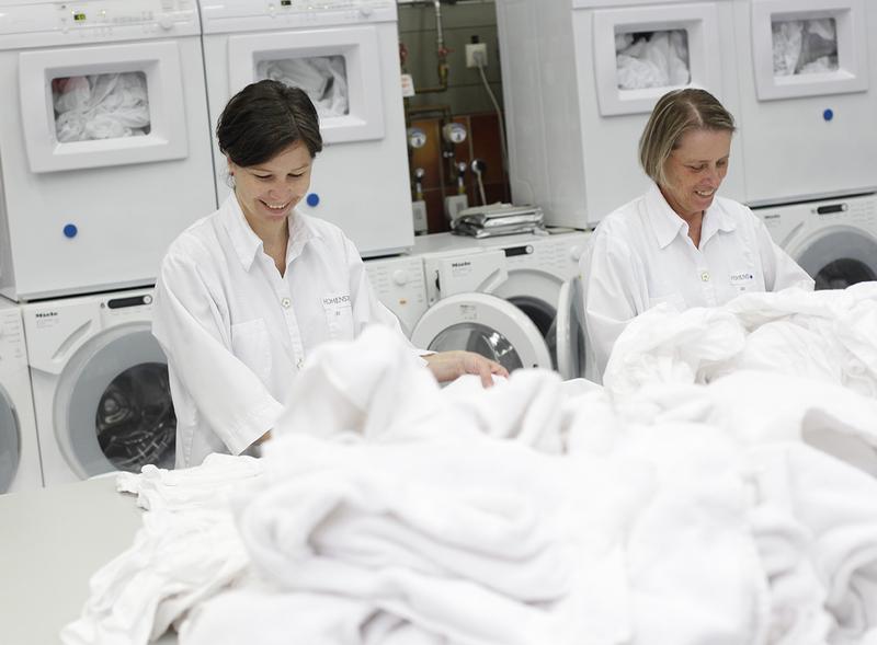 Im Waschlabor der Hohenstein Institute sollen neue Waschmittel-Zusatzstoffe und Verfahrensempfehlungen zum Schutz gegen die vorzeitige Vergrauung weißer Baumwoll-Polyester-Mischgewebe entwickelt werden.