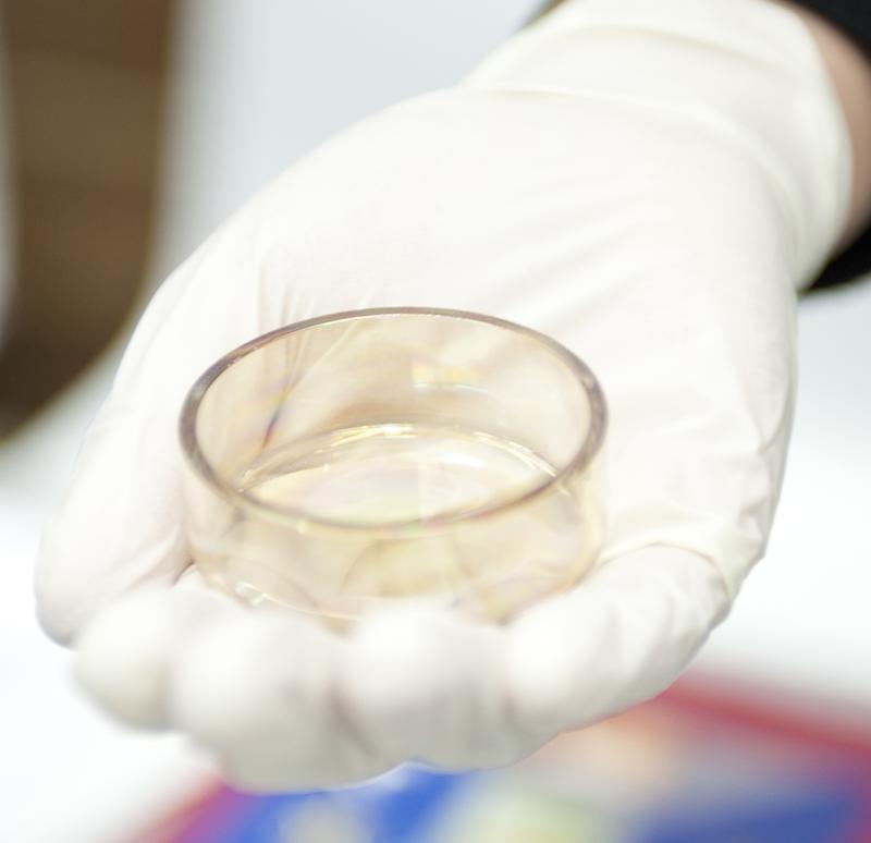 Gerade auch empfindliche Zellen wie Spermien fühlen sich auf der diamantbeschichteten Petri-Schale sehr wohl. Anders als die Laborschalen aus Polystyrol bildet sich dort bei Wasserkontakt keine zellschädigende Zwischenschicht. Serienmäßige Quarzschalen werden durch chemische Bedampfung mit künstlichem Diamant beschichtet. 