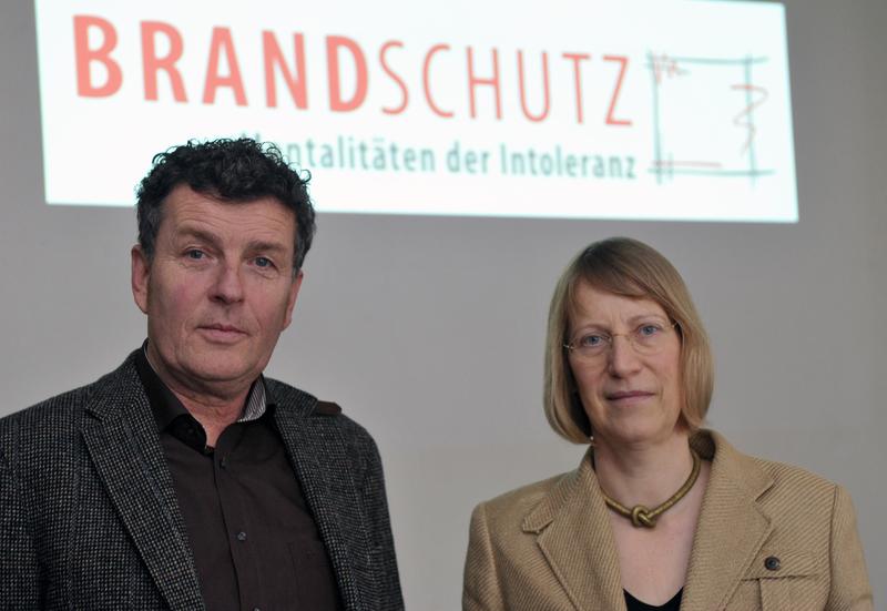 Die Kunsthistorikerin Prof. Dr. Verena Krieger von der Universität Jena und Wolfram Stock, Vorsitzender des Jenaer Kunstvereins, präsentieren das Projekt "BrandSchutz".
