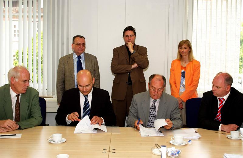 Offizielle Vertragsunterzeichnung: (unten v.l.) Dr. M. Gotthardt, Prof. Dr. W. Heindel, Dr. W. Aubke und J. S. Graebe-Adelssen sowie (oben v.l.) Prodekan Prof. Dr. P. Preusser, Dipl.-Ing. H. Lenzen und UKM-Justiziarin D. Kreuznacht 