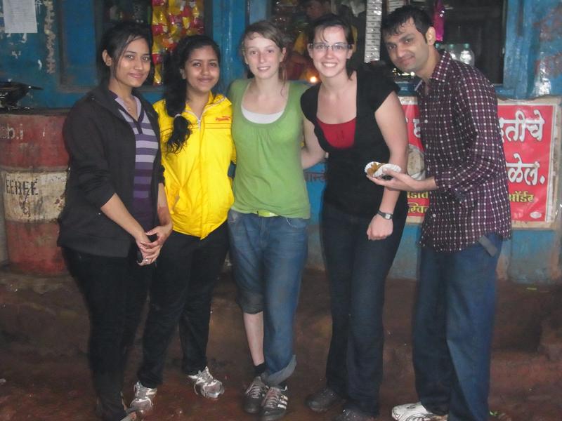3. u. 4. von links: Stephanie Lehnhoff und Lena Kaspereit haben in Indien viel gelernt und viele Freundschaften geschlossen.