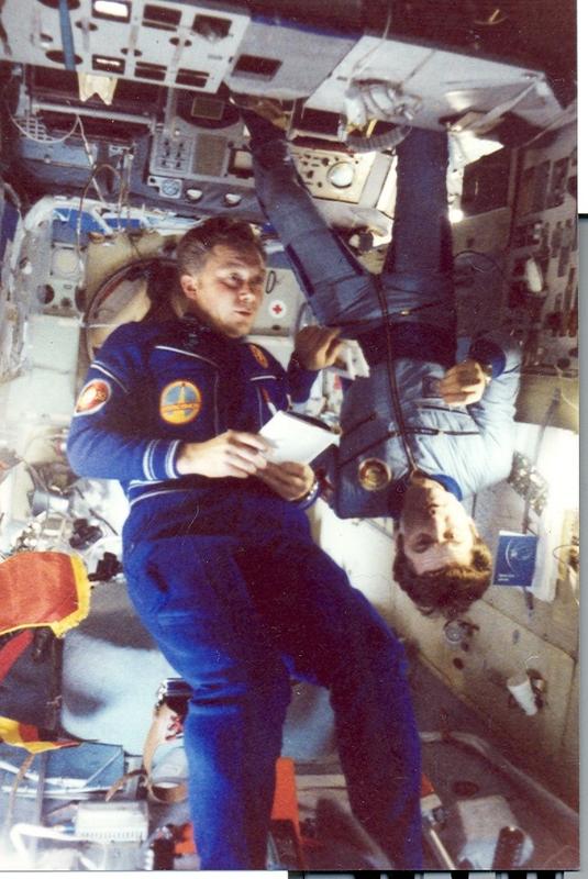 Dr. Siegmund Jähn, der erste Deutsche im Weltall, gemeinsam mit dem ehemaligen sowjetischen Kosmonauten Alexander Sergejewitsch Iwantschenkow bei einer Hörschwellenmessung im Weltraum. 