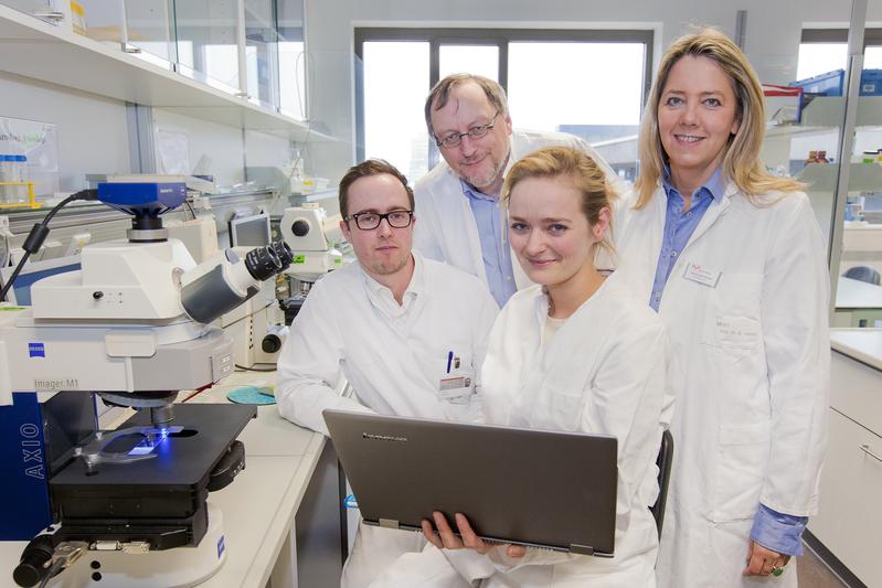 Die Preisträger im Labor: Dr. Nico Lachmann, Professor Dr. Thomas Moritz, Dr. Christine Happle und Professorin Dr. Gesine Hansen (von links).