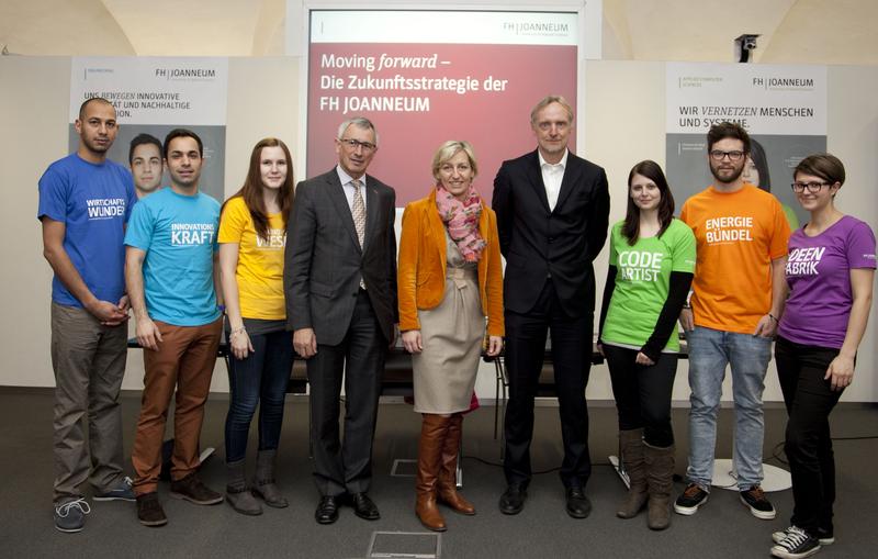 Landesrätin Kristina Edlinger-Ploder, FH-Geschäftsführer Günter Riegler und FH-Rektor Karl Peter Pfeiffer gemeinsam mit Studierenden der sechs Departments