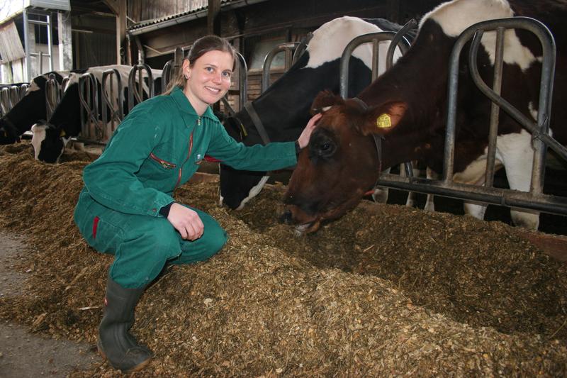 Julia Trautwein kennt sich aus mit Futterpflanzen. Mit ihrer Doktorarbeit will sie Luzernesilage als Futter-Alternative vom heimischen Acker dokumentieren. 