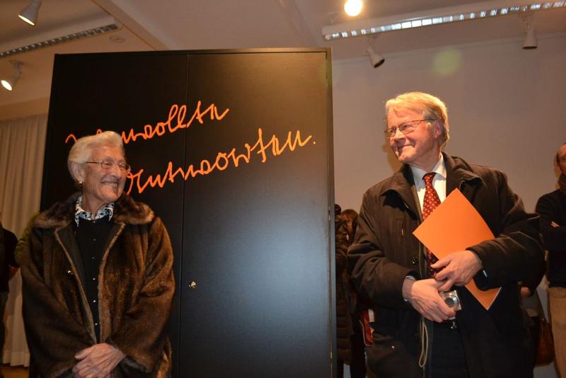 Winfried Nachtwei (r) würdigte Prof. Dr. Schneider (l) bei der Ausstellungseröffnung als „herausragende Figur“ für die Erinnerung an das Rigaer Ghetto. 