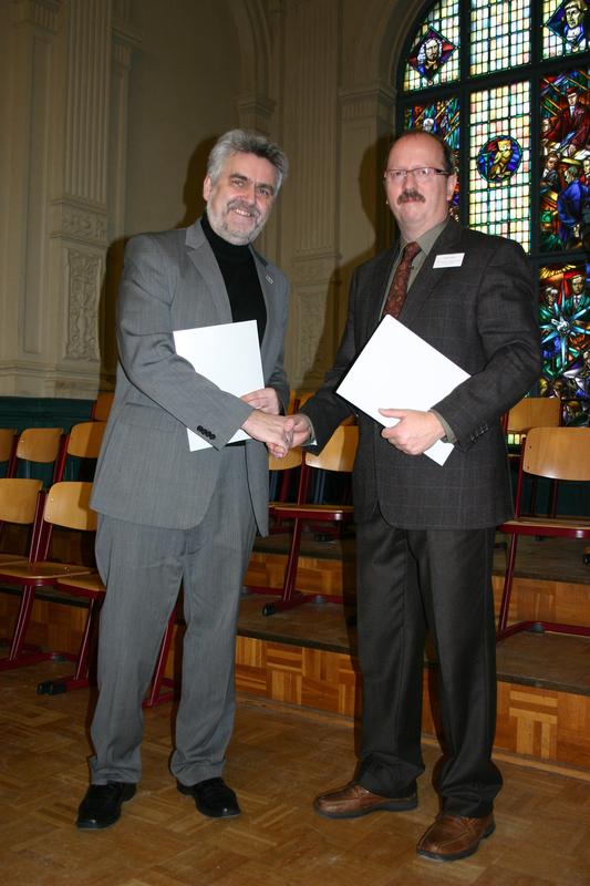 Hochschul-Rektor Prof. Dr. Armin Willingmann (l.) und Schulleiter Klaus Winter besiegelten die neu abgeschlossene Kooperation beider Bildungseinrichtungen mit einem symbolischen Handschlag.