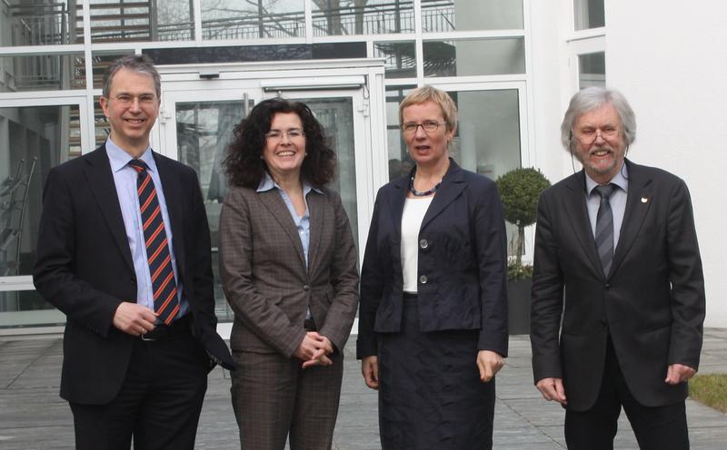Herr Patrick De La Lanne (Oberbürgermeister der Stadt Delmenhorst), Frau Dr. Gabriele Heinen-Kljajic (Ministerium für Wissenschaft und Kultur des Landes Niedersachsen, stv. Vorsitzende des Stiftungsrates), Frau Prof. Dr. Eva Quante-Brandt (Senatorin für Bildung und Wissenschaft der Freien Hansestadt Bremen, Vorsitzende des Stiftungsrates), Herr Prof. Dr. Reto Weiler (Rektor des Hanse-Wissenschaftskollegs)
