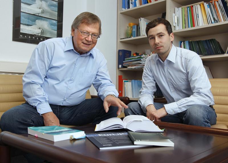 Prof. Dr. Detlef Czybulka (li) und Rechtswissenschaftler Arkadiusz Mochtak verständigen sich über rechtliche Fragen zu einem überregionalen Forschungsprojekt
