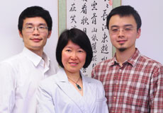 Bild (v.l.n.r.): Zhonghao Yu, Dr. Rui Wang-Sattler, Tao Xu, Helmholtz Zentrum München
