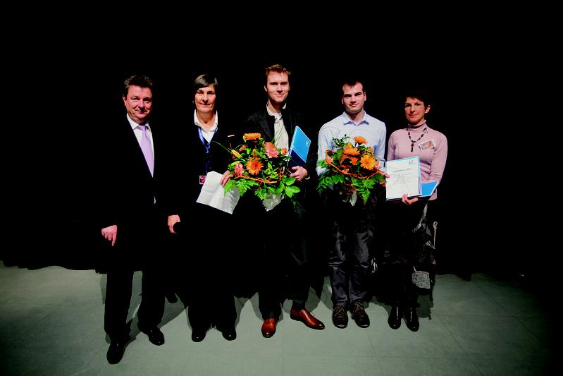 Der erste Lehrpreis der Hochschule ging zur einen Hälfte an Björn Stockleben (Mitte). Felix Kuschicke (2. v. r.) nahm den Preis für Professor Helle entgegen. Es gratulierten der Oberbürgermeister der Landeshauptstadt Magdeburg, Dr. Lutz Trümper (l.), Dr. Marianne Merkt, Professorin für Hochschuldidaktik an der Hochschule Magdeburg-Stendal und Prof. Dr. Anne Lequy, Prorektorin für Studium und Lehre (r.).