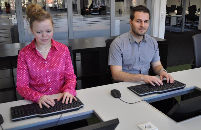 Die Göttinger Studierenden Sara-Sophie Scharnhorst und Christian Schrader testen den neuen E-Prüfungsraum.