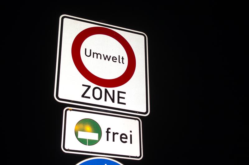 Zentrale Maßnahme des Luftreinhalteplanes in Leipzig ist die seit 1. März 2011 eingerichtete Umweltzone. Innerhalb dieser Umweltzone dürfen nur Fahrzeuge mit der grünen Umweltplakette (Schadstoffgruppe 4) am öffentlichen Straßenverkehr teilnehmen. Wissenschaftler des Leibniz-Instituts für Troposphärenforschung (TROPOS) untersuchen die Auswirkungen auf der Luftqualität mit einer Vielzahl an Messungen.