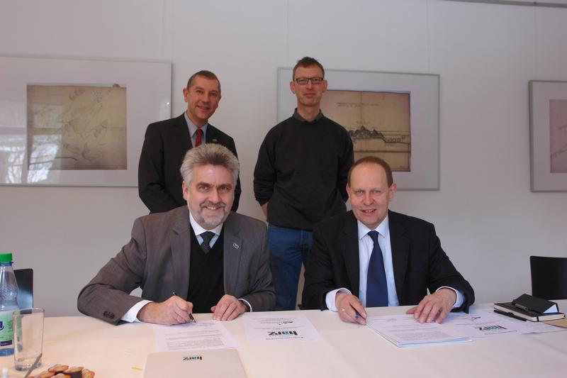 Prof. Dr. Armin Willingmann, Rektor der Hochschule Harz, und Gerhard Lenz, Geschäftsführer des Weltkulturerbes Erzbergwerk Rammelsberg (v.l.n.r.) bei der Unterzeichnung der Kooperationsvereinbarung. Ebenfalls anwesend: Prof. Dr. Ulrich Fischer-Hirchert, Hochschullehrer für Telekommunikation und Initiator der Zusammenarbeit, sowie Dr. Johannes Großewinkelmann, Kurator am Rammelsberg.