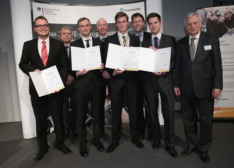 Verleihung der DRIVE-E-Studienpreise 2013 in Dresden. V.l.n.r.: Preisträger Arne Brix (TU Dresden), Prof. Dr. Lothar Frey (Institutsleiter Fraunhofer IISB), Preisträger Stephan Leppler (TU Berlin), Prof. Dr.-Ing. Bernard Bäker (Geschäftsführender Institutsdirektor Institut für Automobiltechnik Dresden - IAD), Preisträger Morten Wetjen (Westfälische Wilhelms-Universität Münster), Staatssekretär Dr. Georg Schütte, Preisträger Julian Timpner (TU Braunschweig) und Prof. Dr. Ulrich Buller (Vorstand Forschungsplanung Fraunhofer-Gesellschaft).