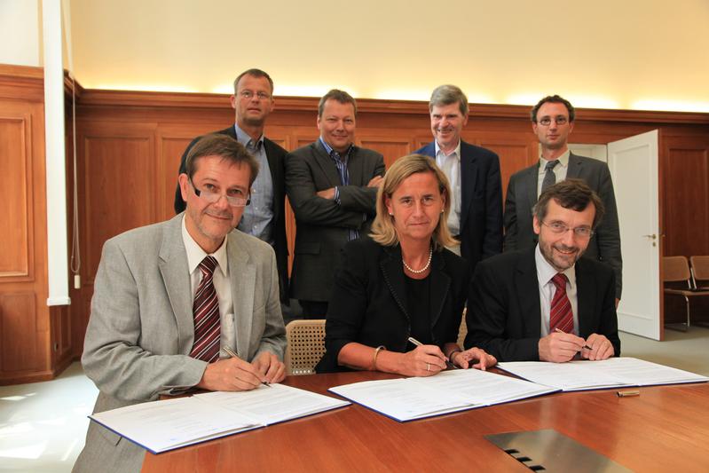 vorne v.l.n.r.: Prof. Dr. Jan-Hendrik Olbertz (Präsident der Humboldt-Universität zu Berlin), Prof. Dr. Annette Grüters-Kieslich (Dekanin der Charité - Universitätsmedizin Berlin), Prof. Dr. Walter Rosenthal (Vorstandsvorsitzender des Max-Delbrück-Centrums)
