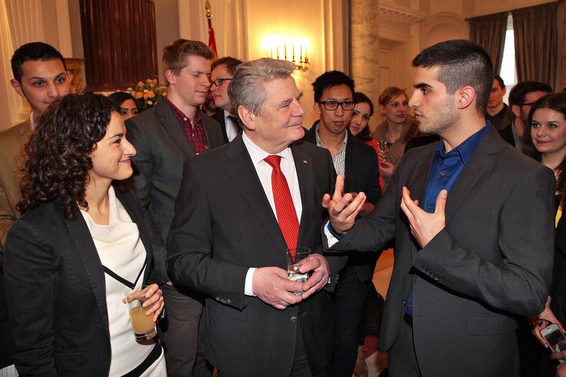Bundespräsident Joachim Gauck im Gespräch mit einem Teilnehmer der Jungen Islam Konferenz