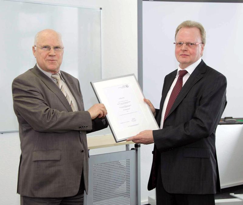 Von links: Prof. Dr. Wolf-Rüdiger Umbach überreicht Honorarprofessor Dr. Ulrich Brennenstuhl die Ernennungsurkunde.