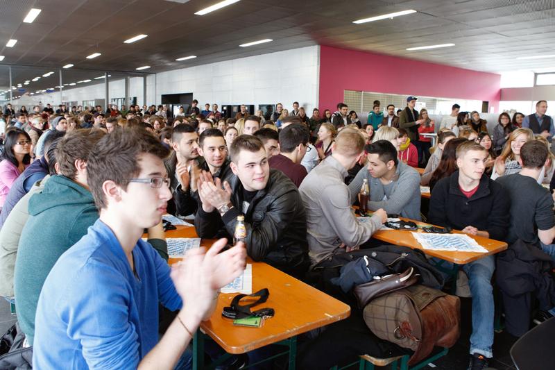 Erstsemester bei der Begrüßung an der Hochschule Neu-Ulm (HNU)