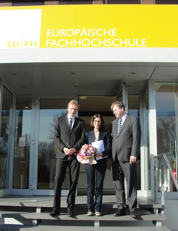 Sven Hardersen (links), Standortleiter der EUFH in Neuss, und EUFH-Präsident Prof. Dr. Birger Lang überreichten der Professorin ihre Berufungsurunde.