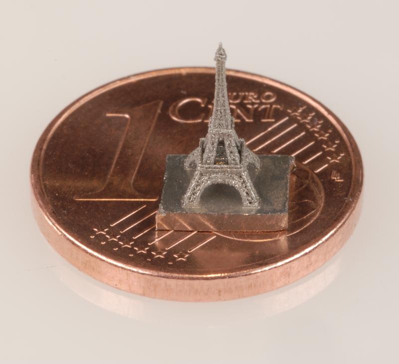 Auf der Hannover Messe 2013 sind kleinste Bauteile aus Metall, hier der Mini-Eiffelturm, auf dem LZH-Stand zu sehen