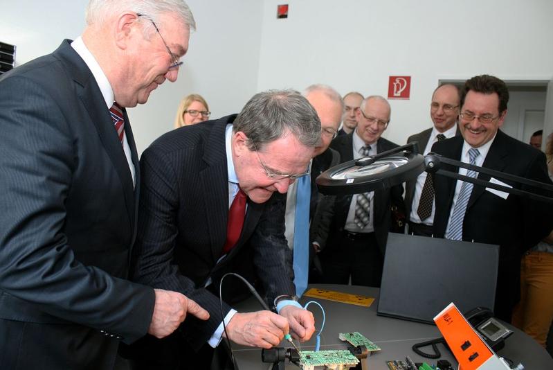 MdL Josef Miller (links), Bayerns Wissenschaftsminister Dr. Wolfgang Heubisch am Versuchsaufbau, Hochschulpräsident Prof. Dr. Robert F. Schmidt (rechts)