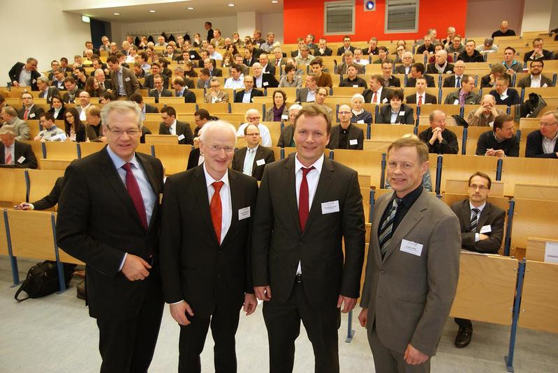IHK-Präsident Ralf Kersting, Dr. Frank-Michael Baumann (EnergieAgentur.NRW), Prof. Dr. Christoph Kail und Volker Milk, Regierungsvizepräsident der Bezirksregierung Arnsberg eröffneten den 6. Südwestfälischen Energietag.