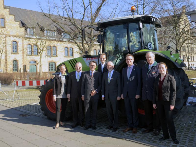 Freuen sich über den Erfolg des Symposiums (von links): Janina Ostendorf, Referentin Hochschulmanagement bei CLAAS, Hans-Jörg Mast, Head of Treasury and Sales Finance bei CLAAS, Prof. Dr. Hans-Ulrich Holst, Hochschule Osnabrück, Prof. Dr. Torsten Arnsfeld, Hochschule Osnabrück, Dr. Theo Freye, Sprecher der CLAAS Geschäftsführung, Prof. Dr. Bernd Lehmann, Vizepräsident für Forschung und Transfer an der Hochschule Osnabrück, Dr. Michael Quinckhardt, Koordinator CLAAS Hochschulteam, und Marina Abramovskij, Career Center an der Fakultät Agrarwissenschaften und Landschaftsarchitektur.