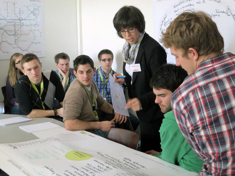 Anne-Kathrin Gerlach, Absolventin der Hochschule Osnabrück und Trainee bei CLAAS, diskutierte mit Studierenden der Hochschule Osnabrück über die Trends der Agrartechnik.