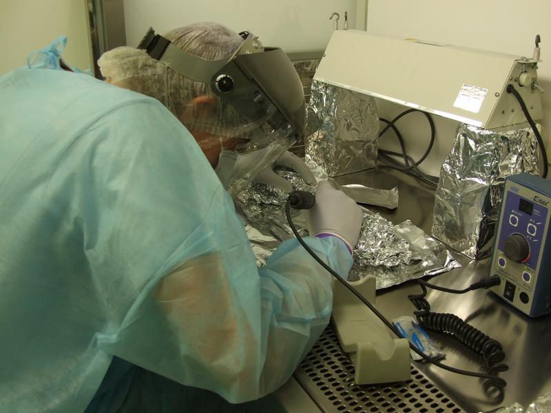 Im Reinraumlabor: Der Paläogenetiker Prof. Dr. Johannes Krause bei der Entnahme der DNA-Proben aus den Knochenfunden am Max-Planck-Institut für evolutionäre Anthropologie in Leipzig. 