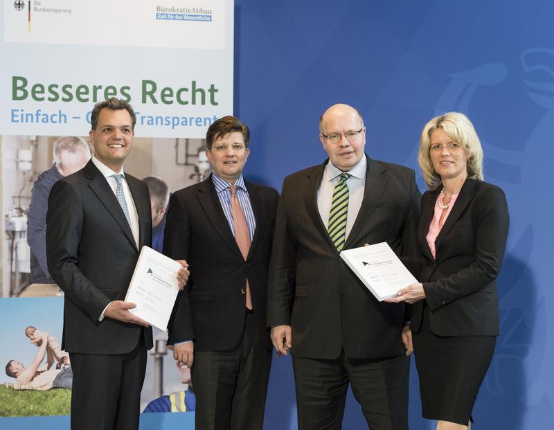 Übergabe der Studie zum Gesetzesnutzen: (v.l.) Prof. Dr. Volker Wittberg (NZBA), Eckart von Klaeden, MdB, BM Peter Altmaier, Prof. Dr. Anne Dreier (FHM).