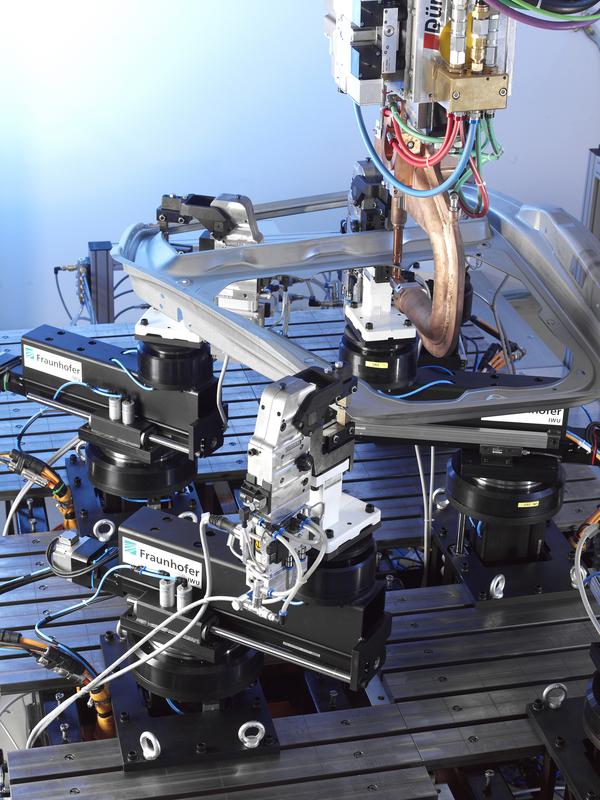 Im Rahmen der Innovationsallianz Green Carbody Technologies entstanden u.a. neue Lösungen zur Steigerung der Energie- und Ressourceneffizienz im Karosseriebau, Quelle: © Fraunhofer IWU | Bildquelle in Farbe und Druckqualität: www.iwu.fraunhofer.de.