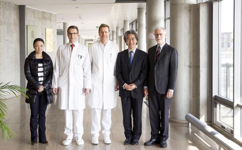 Besuch aus Japan im Universitätsklinikum Würzburg (UKW) zu Schulungszwecken (von links): Dr. Hitomi Minami (Nagasaki/Japan), Priv.-Doz. Dr. Burkhard H. A. von Rahden (Chirurgische Klinik des UKW), Prof. Christoph-Thomas Germer (Direktor der chirurgischen Klinik des UKW), Prof. Hiroharu Inoue (Yokohama/Japan) sowie Prof. Christian Reiners (Ärztlicher Direktor des UKW).