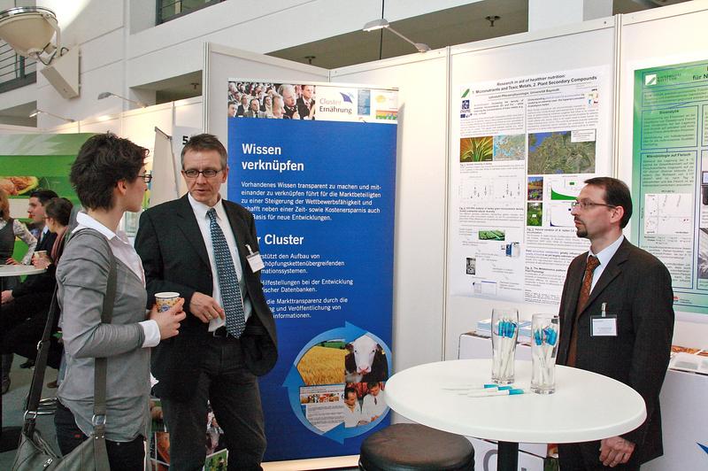 Prof. Dr. Stephan Clemens (Mitte) und Dr. Heinar Schmidt auf dem Messestand der Forschungsstelle Nahrungsmittelqualität (ForN) beim Forum Life Science 2013.