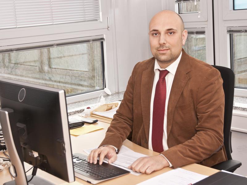 Fühlt sich bereits sehr wohl an der neuen Arbeitsstelle: Wirtschaftsprofessor Michael Toth in seinem Büro an der Hochschule Bochum.