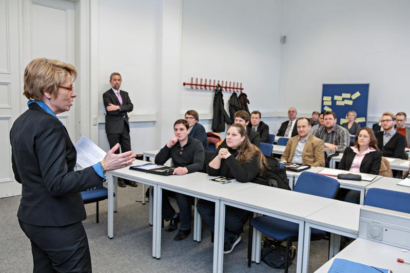 Bärbel Bergerhoff-Wodopia (li.) im Gespräch mit den Studierenden
