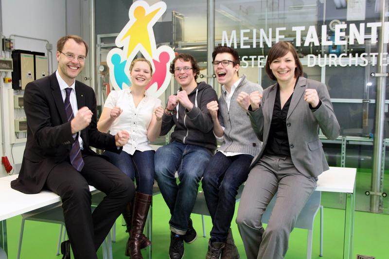 Gemeinsam mit Präsident Prof. Dr. Bernd Kriegesmann (l.) und Dorothee Hüllen (r.) von der Initiative „Wir sind talentiert“ freuen sich  Anna Populoh, Daniel Sieme und Mike Blüggel (v.l.n.r.) über ihre Stipendien von der Friedrich-Naumann-Stiftung. Es sind die ersten, die die Westfälische Hochschule von dieser Stiftung vermitteln konnte.